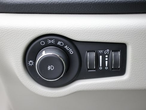 Used 2021 Chrysler Pacifica Limited w/ Uconnect Theater Family Group FWD image 22