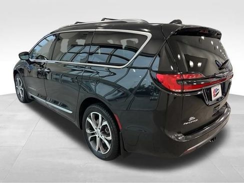 Used 2022 Chrysler Pacifica Pinnacle AWD/4WD image 3