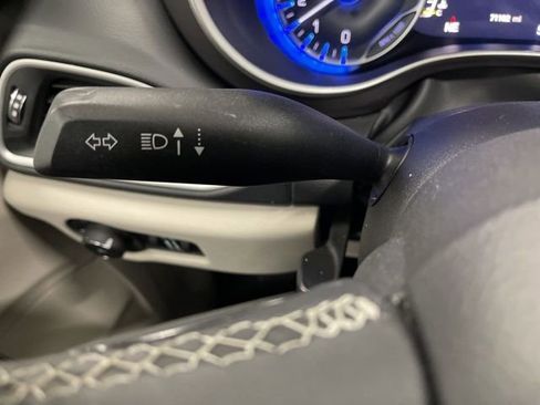 Used 2023 Chrysler Pacifica Touring-L image 40