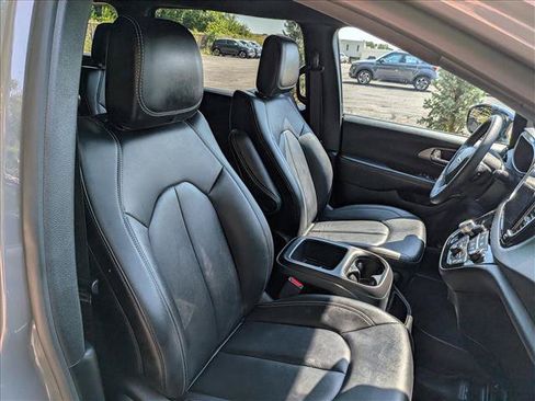 Used 2025 Chrysler Pacifica Select FWD image 12
