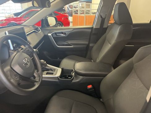 Used 2025 Toyota RAV4 XLE image 9