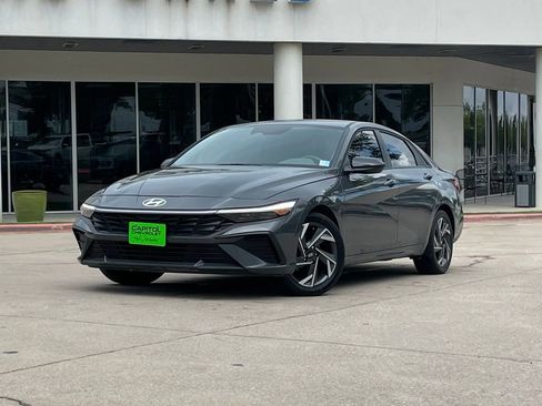 Used 2025 Hyundai Elantra Sport FWD image 2