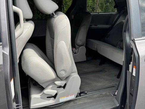 Used 2015 Toyota Sienna XLE w/ XLE Navigation Package AWD/4WD image 15