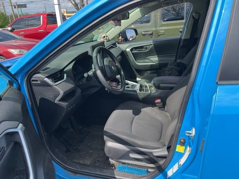 Used 2020 Toyota RAV4 LE w/ Carpet Mat Package image 5