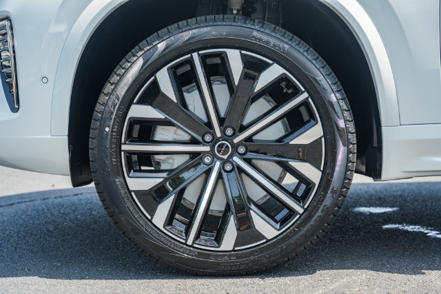 New 2026 Volvo XC90 B6 Plus w/ Protection Package Premier AWD/4WD image 18