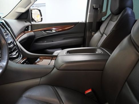 Used 2019 Cadillac Escalade Luxury w/ LPO, Radiant Package image 9