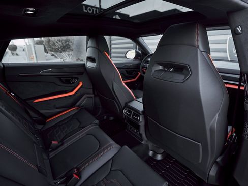 Used 2025 Lamborghini Urus SE image 39