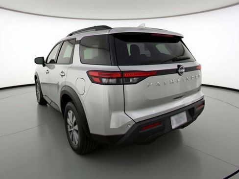 Used 2025 Nissan Pathfinder SV image 5