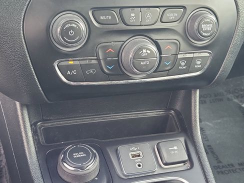 Used 2023 Jeep Cherokee Altitude Lux image 16