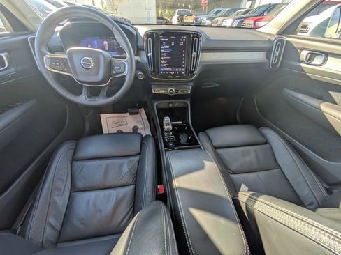 Used 2023 Volvo XC40 B5 Plus image 12