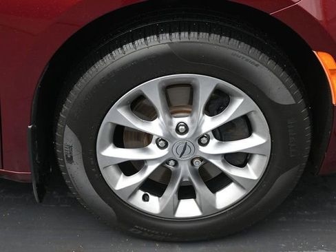 Used 2023 Chrysler Pacifica Touring-L AWD/4WD image 37