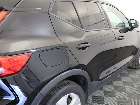 Used 2022 Volvo XC40 T4 Momentum image 7