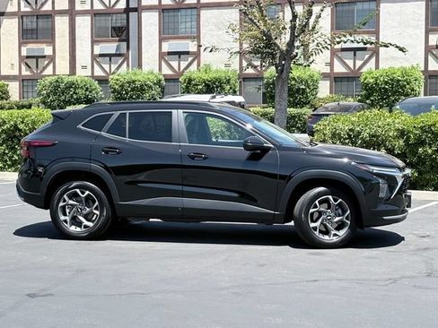 Used 2026 Chevrolet Trax LT FWD image 4