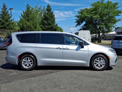 Used 2024 Chrysler Pacifica Touring-L FWD image 7