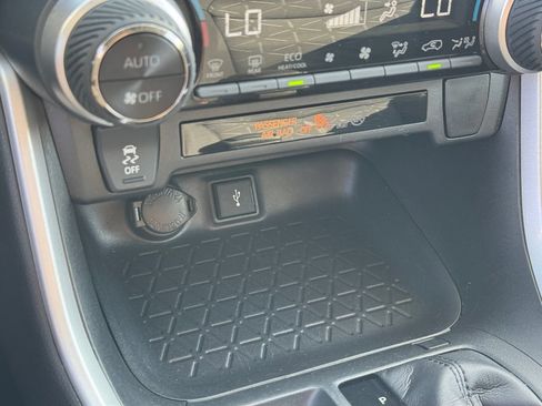 Used 2021 Toyota RAV4 XLE AWD/4WD image 24