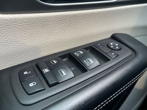 Used 2022 Chrysler Pacifica Touring-L FWD image 19