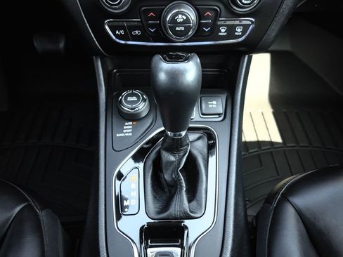 Used 2020 Jeep Cherokee Latitude Plus image 5