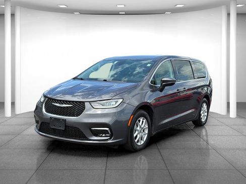 Used 2023 Chrysler Pacifica Touring-L FWD image 3