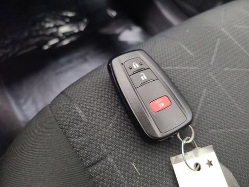 Used 2022 Toyota RAV4 XLE AWD/4WD image 32