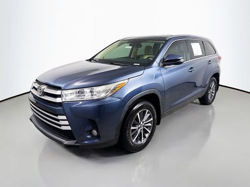 Used 2018 Toyota Highlander XLE image 3