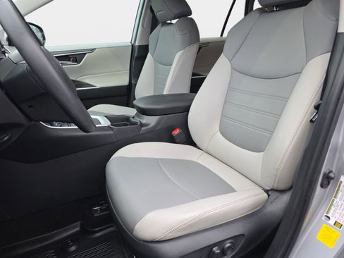 Used 2019 Toyota RAV4 XLE Premium image 15