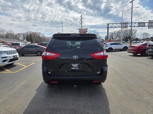 Used 2016 Toyota Sienna XLE w/ XLE Navigation Package image 12