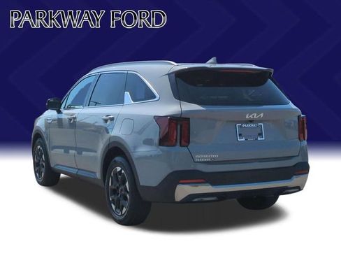 Used 2024 Kia Sorento S w/ Panoramic Sunroof Package FWD image 3