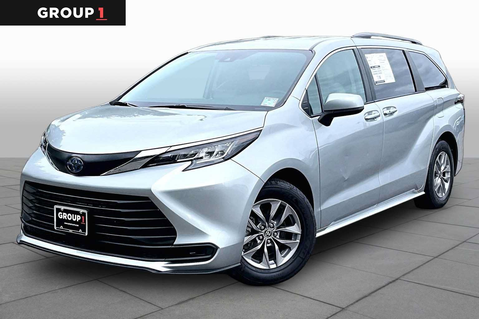Used 2023 Toyota Sienna LE AWD/4WD image 1