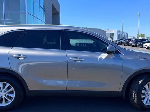 Used 2018 Kia Sorento FWD image 2