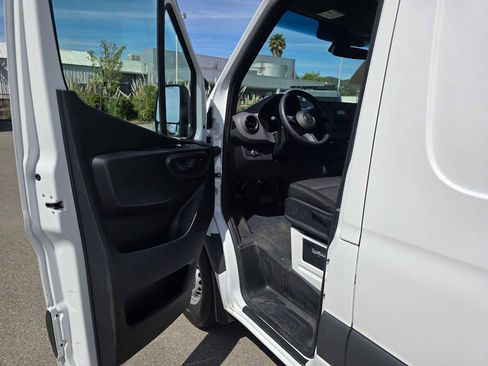 Used 2025 Mercedes-Benz Sprinter 2500 image 19