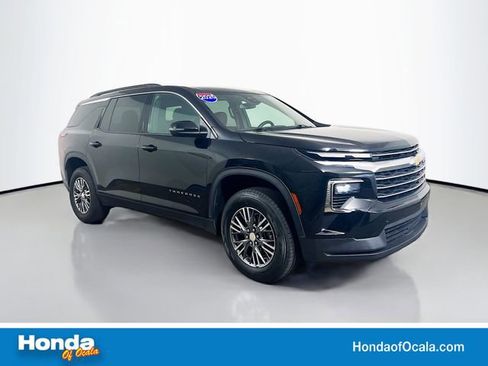 Used 2025 Chevrolet Traverse LT FWD image 1
