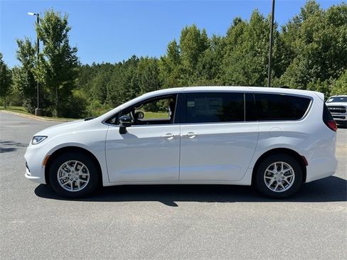 New 2026 Chrysler Pacifica Select image 10