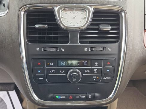 Used 2013 Chrysler Town & Country Touring FWD image 20