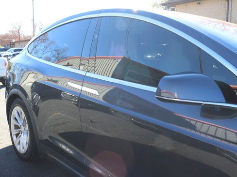 Used 2018 Tesla Model X 75D image 12