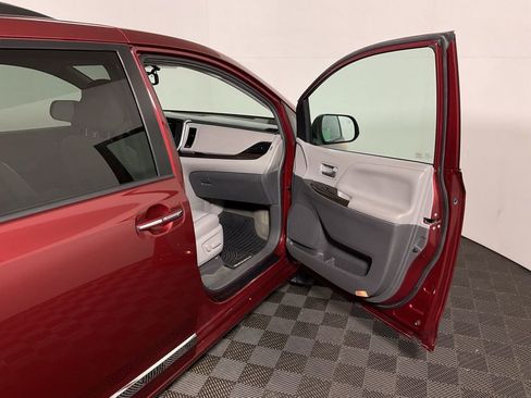 Used 2017 Toyota Sienna XLE w/ XLE Navigation Package image 36