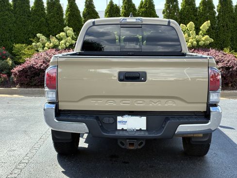 Used 2020 Toyota Tacoma TRD Off-Road AWD/4WD image 7