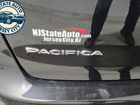 Used 2025 Chrysler Pacifica Select FWD image 35