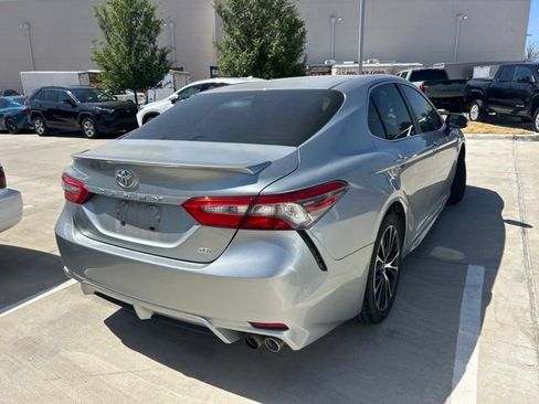 Used 2018 Toyota Camry SE FWD image 3