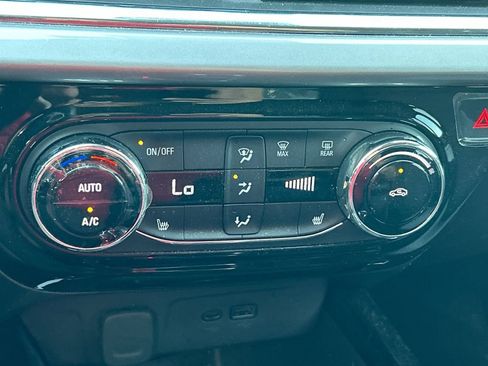 Used 2025 Chevrolet Trax LT w/ LT Convenience Package FWD image 22