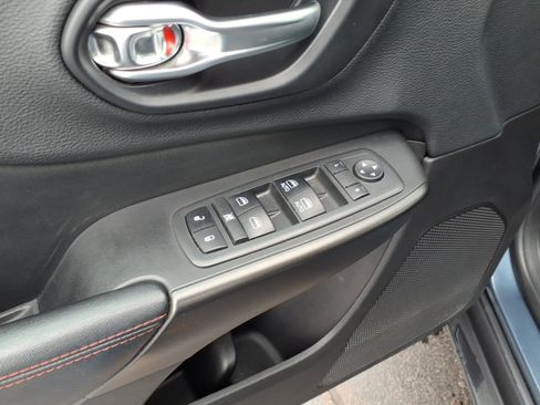 Used 2019 Jeep Cherokee Trailhawk w/ Cold Weather Group AWD/4WD image 17