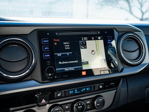 Used 2017 Toyota Tacoma TRD Sport image 33