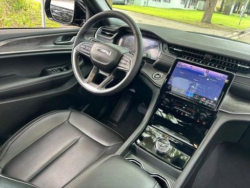 Certified 2025 Jeep Grand Cherokee Limited w/ MOPAR Finishing Package RWD image 11