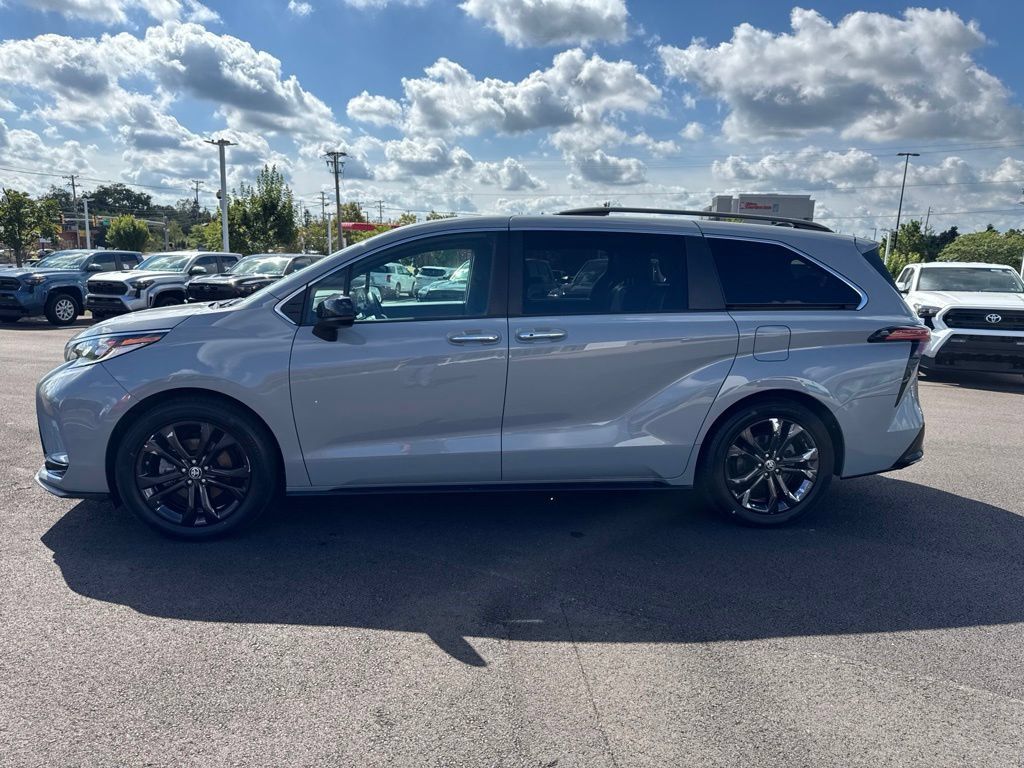 Certified 2023 Toyota Sienna XSE FWD image 4