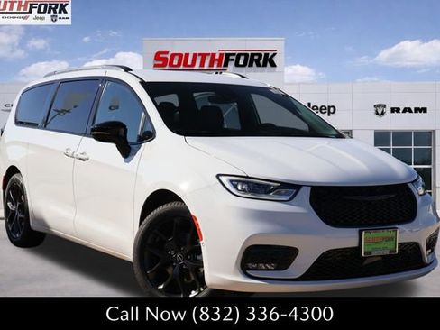 New 2026 Chrysler Pacifica Select image 1