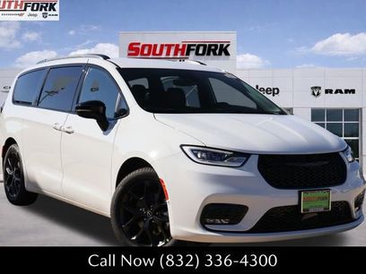 New 2026 Chrysler Pacifica Select