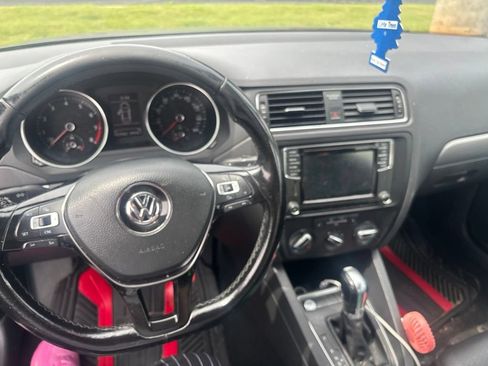 Used 2018 Volkswagen Jetta SE FWD image 3