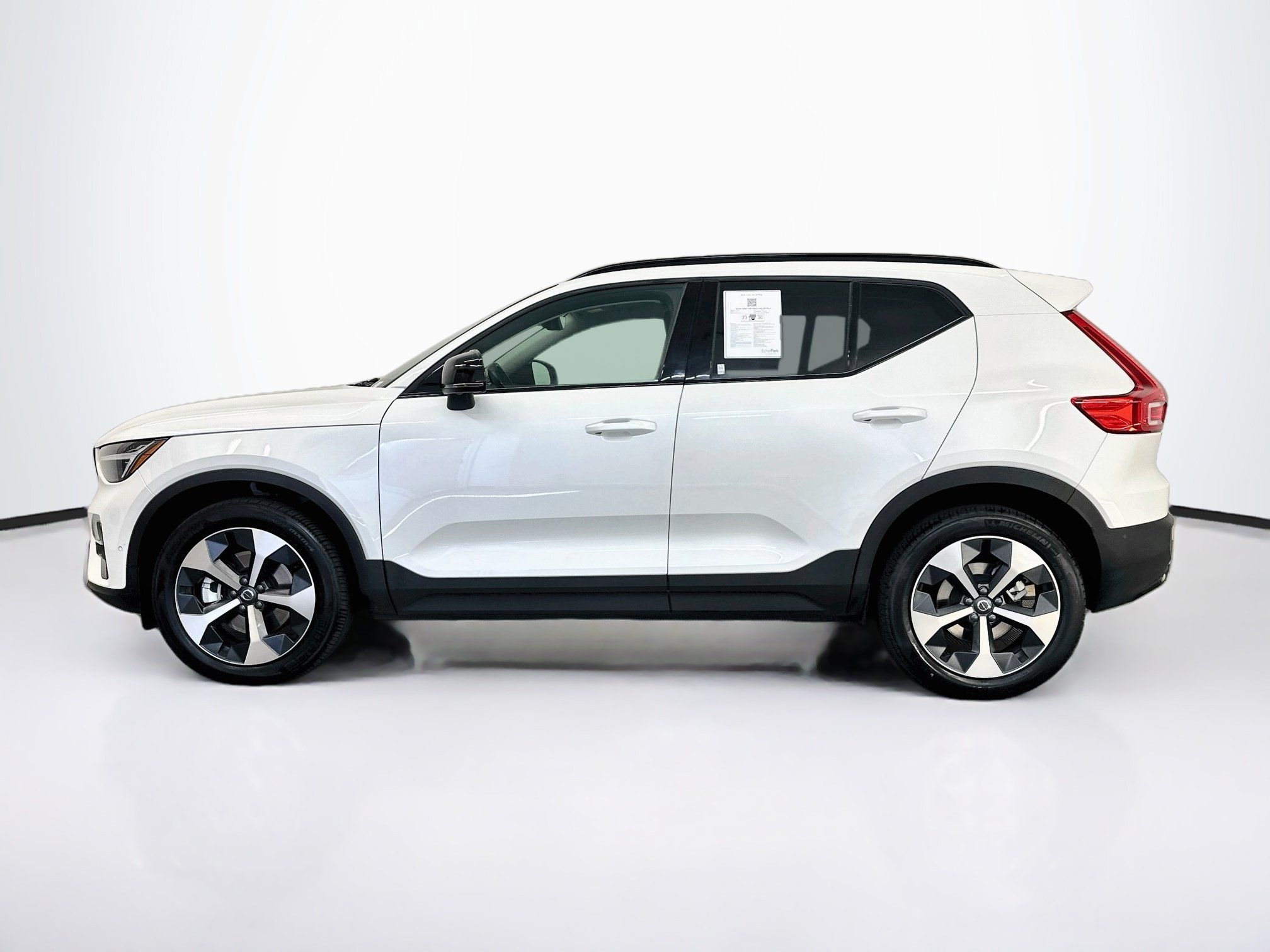 Used 2026 Volvo XC40 B5 Plus AWD/4WD image 4