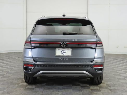 Used 2025 Volkswagen Taos SE w/ Panoramic Sunroof Package FWD image 6