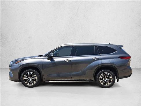 Used 2022 Toyota Highlander XLE FWD image 8