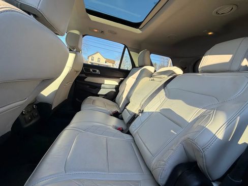 Used 2017 Ford Explorer Platinum image 15